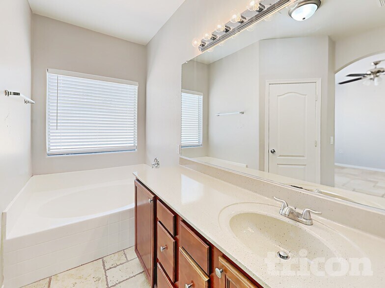 Building Photo - 504 W Beautiful Ln