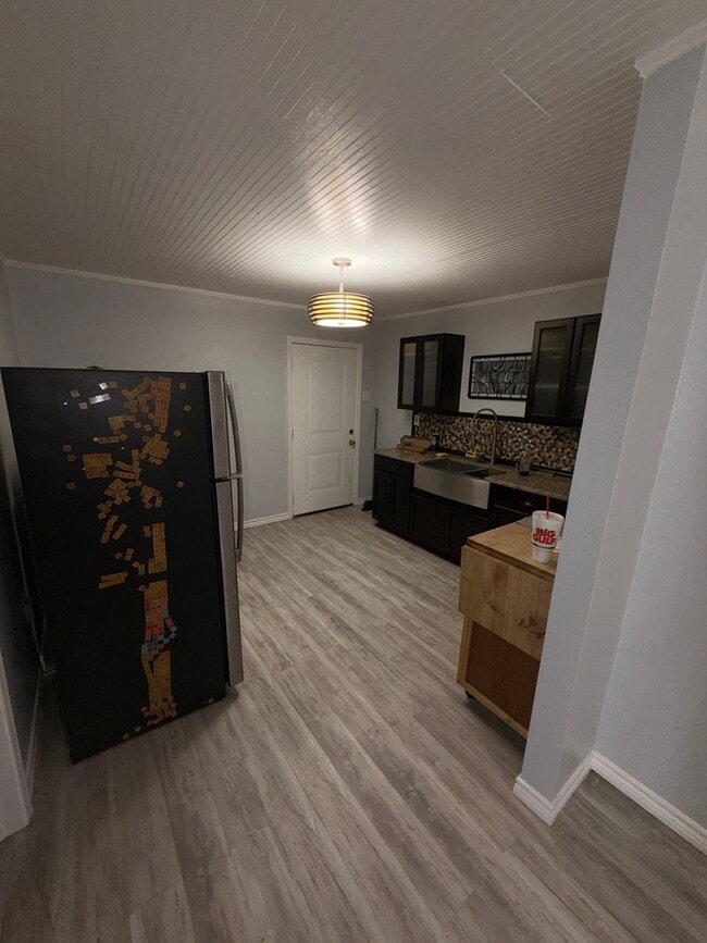 Building Photo - This studio apartment is conveniently located one block from Spohn Shoreline,