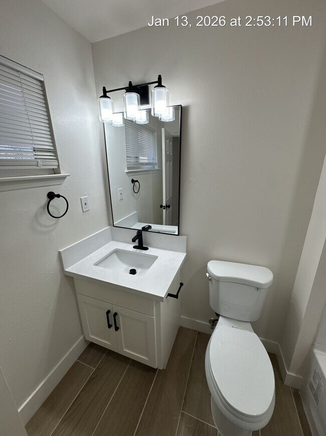 Building Photo - Charming Home Available Now!!