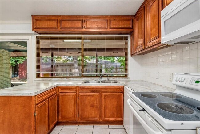 Building Photo - 8630 Valley S Dr