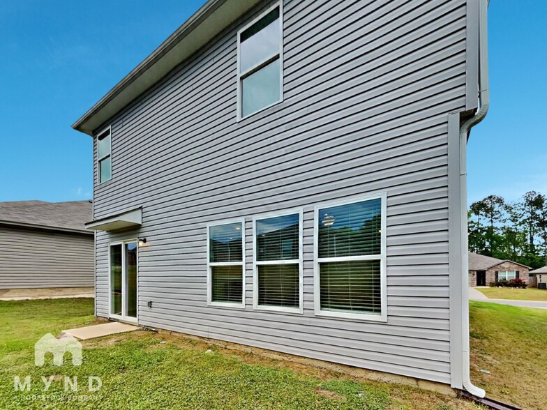Building Photo - 460 Americana Dr