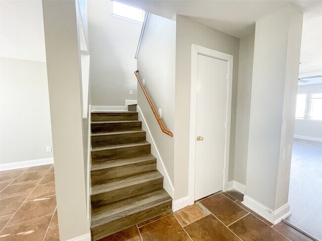 Building Photo - 11913 Longwood Garden Way