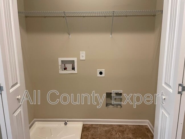 Building Photo - 599 Oakside Pl