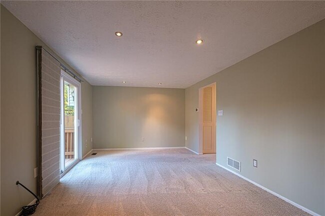 Building Photo - 84 Cortland Dr W