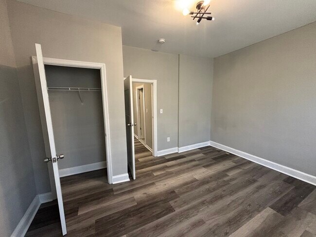 Building Photo - 2 bedroom PLUS den with Fireplace