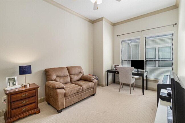 Building Photo - 1320 W 25th St