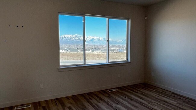 Building Photo - 2168 N Cloverleaf Wy
