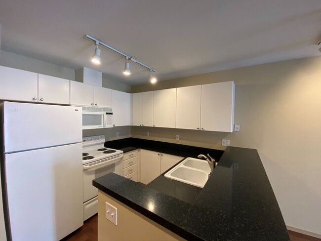 Building Photo - 1 Bed 1 Bath Condo in Seattle - Includes P...