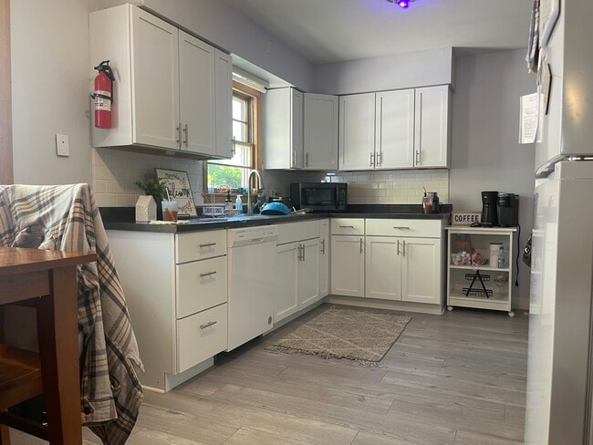 Kitchen - 1228 Highland Ave