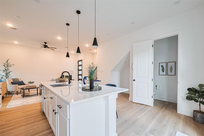 Building Photo - 9433 Pembrook St