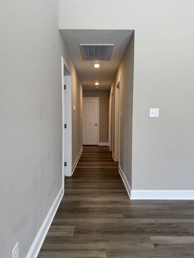 Building Photo - 425 Irish Hls Dr