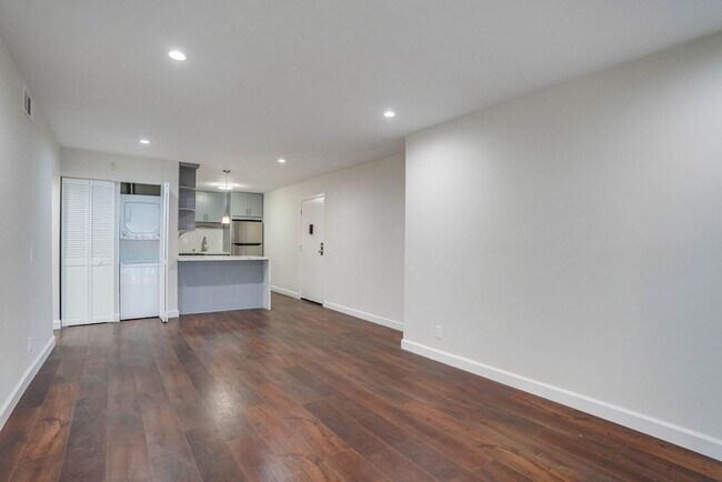 Building Photo - $99 Move In Special! (OAC) Stunning 3Bd/2B...