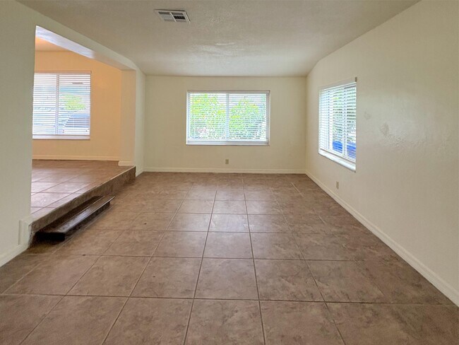 Building Photo - 1124 NE 5th Ave