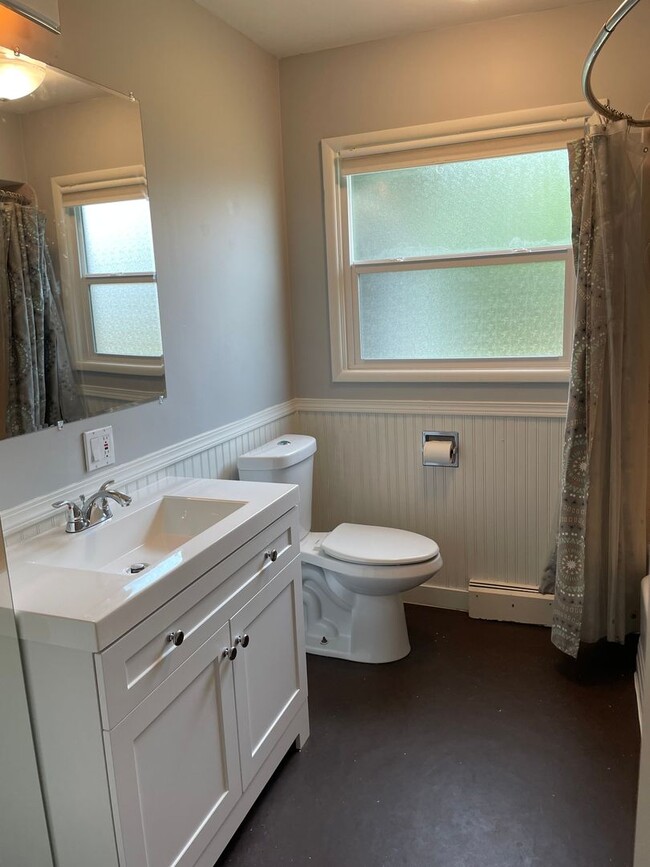 Building Photo - Spacious Mt Scott 3 bedroom house- Fenced backyard- Garage- W/D