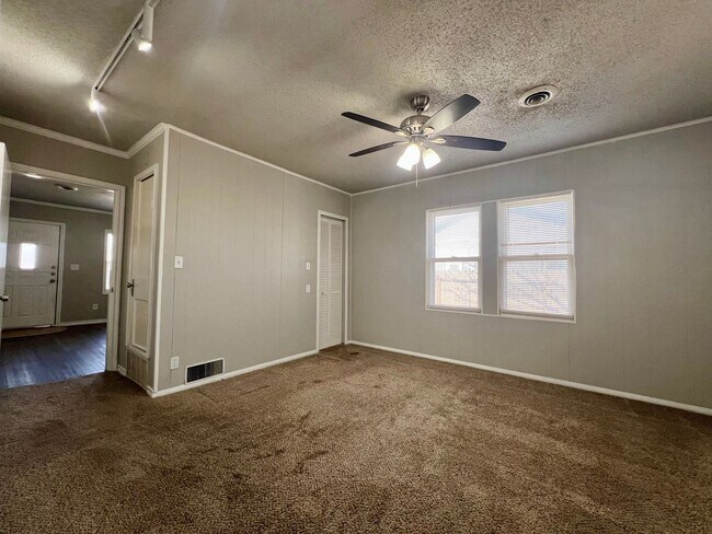 Building Photo - Charming 3 Bedroom Home in Slaton!