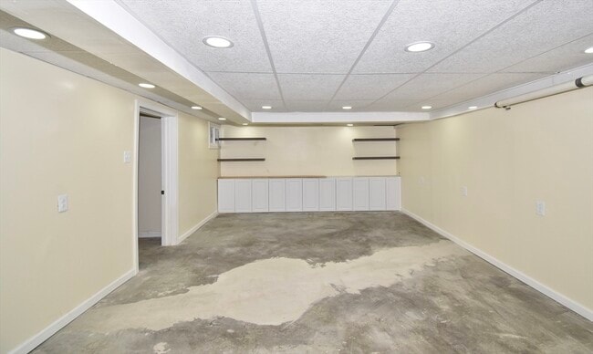Building Photo - 582 Springfield St