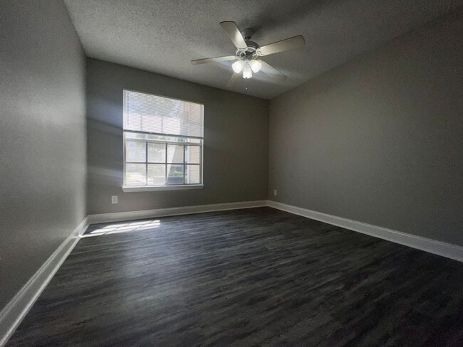 Building Photo - Remodeled 1st floor 2/2 Tradewinds Condo i...