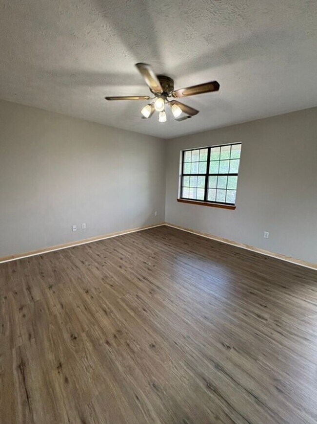 Building Photo - 40 Yarber St