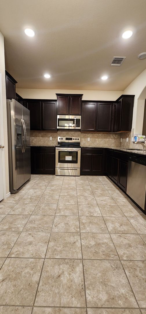 Building Photo - Beautiful 3 Bedroom House