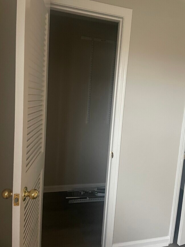 Building Photo - 221 Fountain Dr