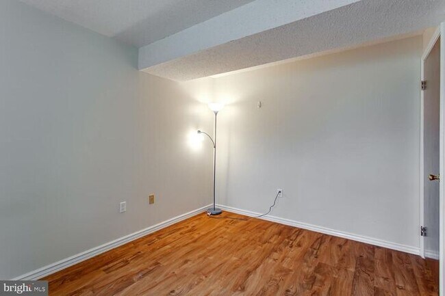 Building Photo - Brick Split Foyer With Large Backyard, 2 K...