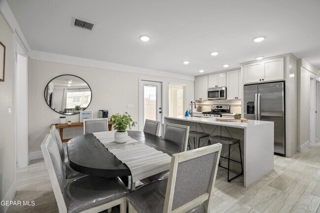 Building Photo - 854 Mallett St