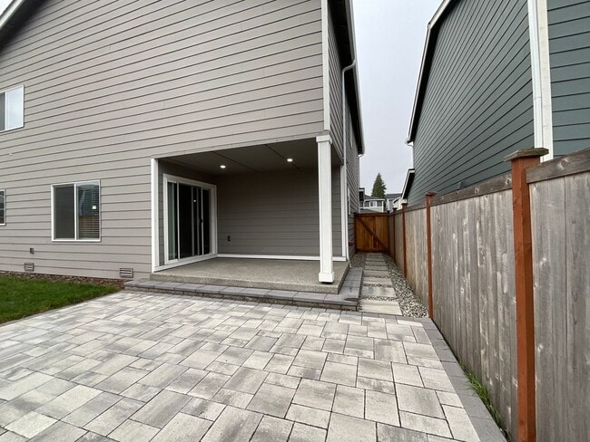 Building Photo - Beautiful 4 Bedroom, 2.5 Bath Home Available November 1st!