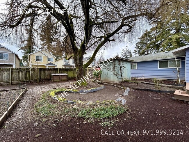 Building Photo - Single-level home, hardwoods, deck!