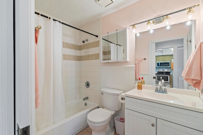 Building Photo - Fully Furnished Long Term Rental