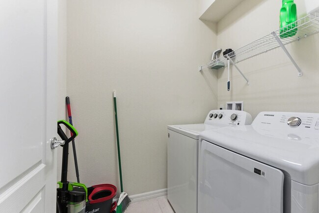 Building Photo - 8914 Zurich Ln