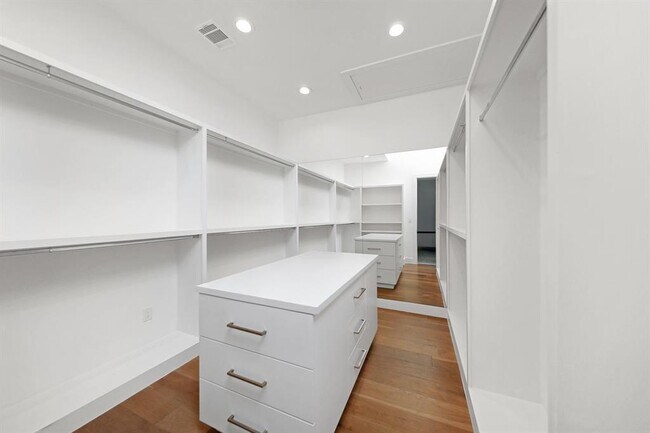 Building Photo - 1800 Bay Hill Dr