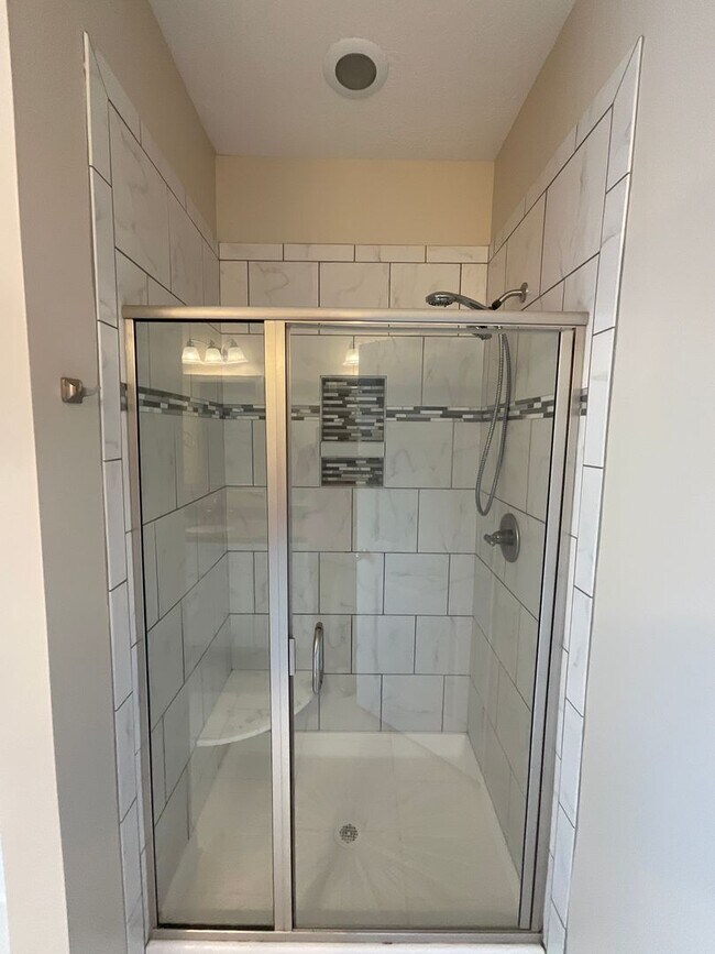 Building Photo - ****Rent Special***** 50% off the first re...