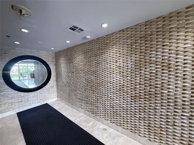 Building Photo - 1440 Brickell Bay Dr