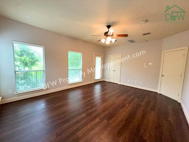 Building Photo - Elegant and Spacious 2-Bedroom Townhome with Rooftop View in Dallas