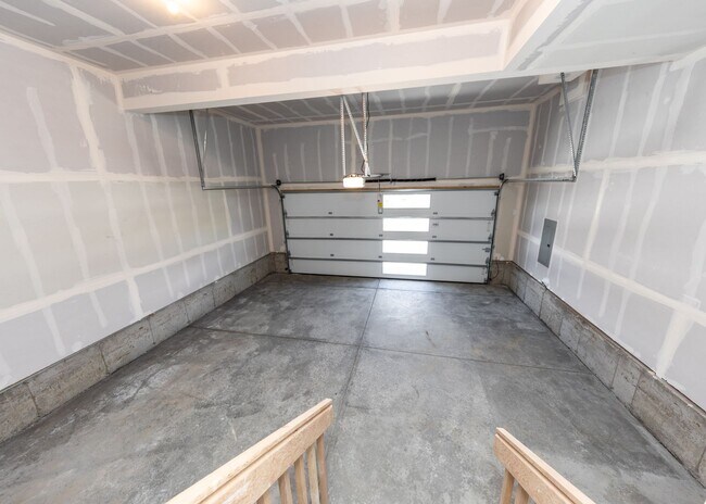 Building Photo - 3 Bedroom Contemporary Townhome off of Austin Bluffs