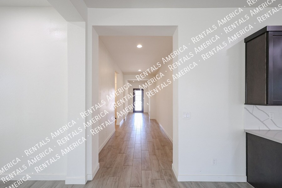 Building Photo - 1530 E San Carlos Way