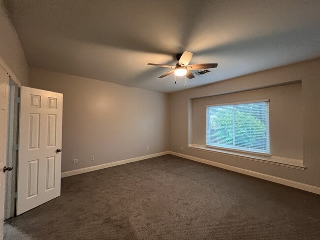 Building Photo - 301 Carissa Ct