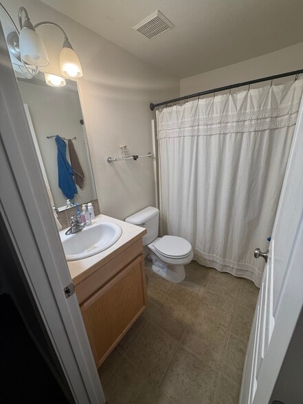 2nd bath - 420 S Penn Pl