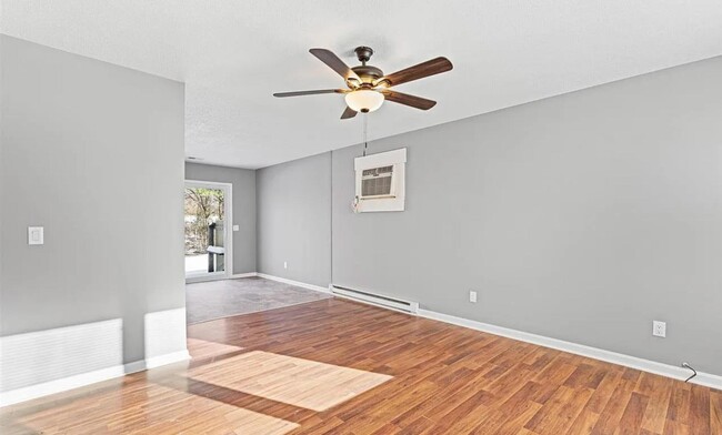 Building Photo - 1045 Greenway Dr