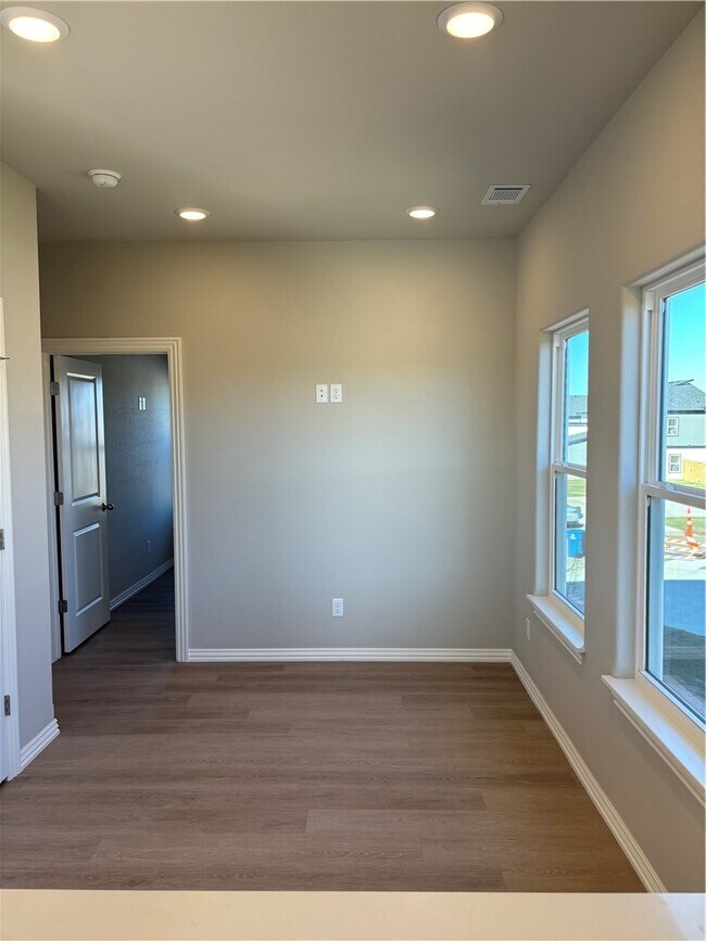 Building Photo - 1303 SW Poigai Wy