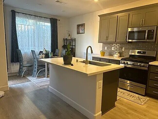 Building Photo - Beautiful Newer Pittsburg Home – 4 Bd, 3 Ba, close to BART Freeway and Shopping!