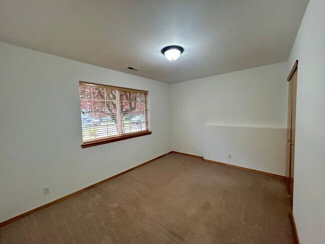 Building Photo - 14 Yearling Pl