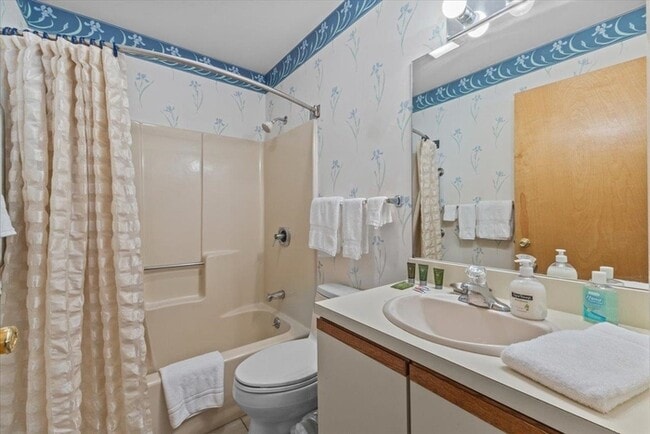 Building Photo - Gorgeous Turnkey 2BR/2BA Mountainside Condo