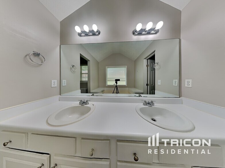 Building Photo - 530 Saddle Shoals Dr