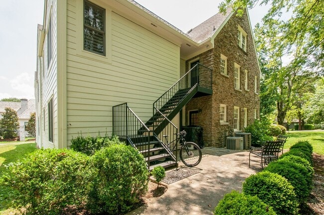 Building Photo - English Cottage in the heart of Belle Meade