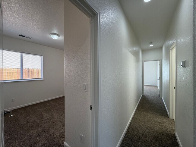 Building Photo - 1719 Short Oak Ct