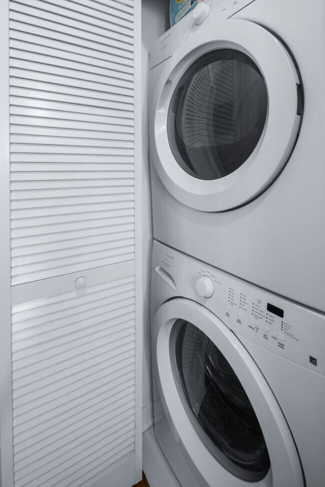 Building Photo - 1644 N Hermitage Ave