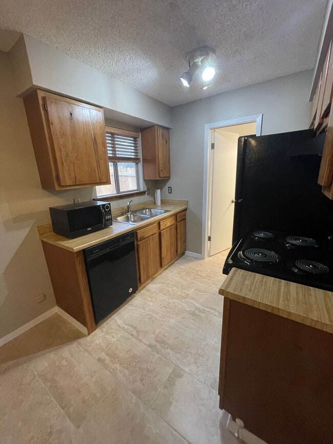 Building Photo - NEW ON MARKET