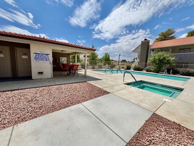 Building Photo - ADORABLE SECOND STORY 2 BEDROOMS 2 FULL BA...