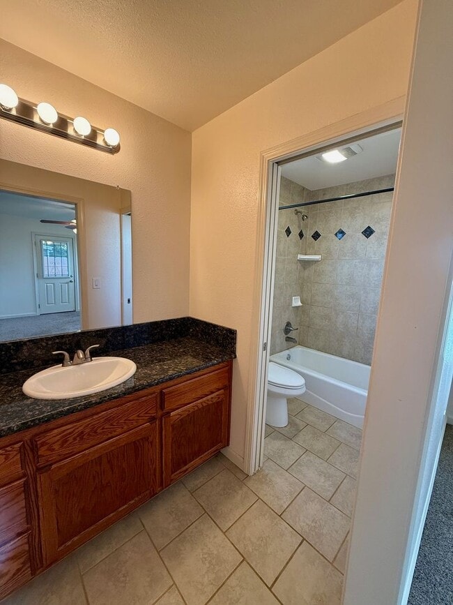 Building Photo - 3 Bedroom 2 Bath House!